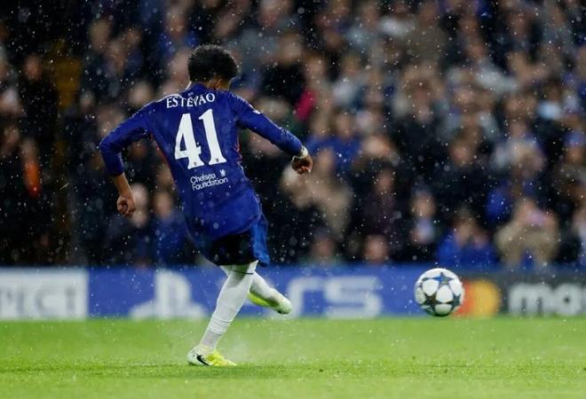 包含英超转会期走向成谜；切尔西更衣室发声；气氛紧张；数据趋势出现新变化的词条